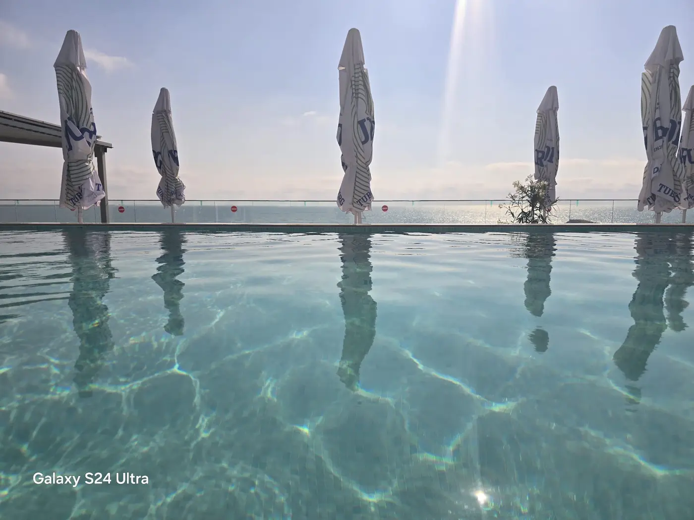 Piscina infinity rooftop cu vedere la mare