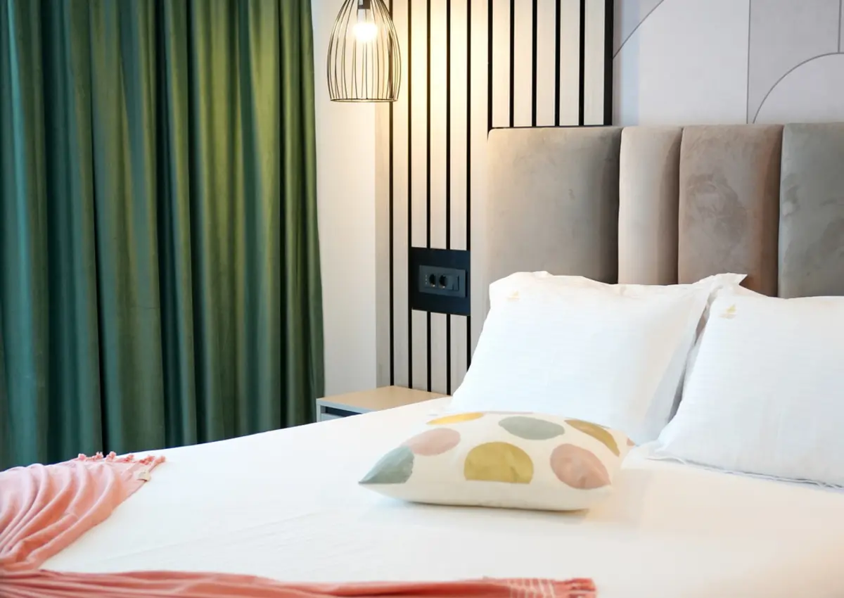 Dormitor elegant în apartamentul Family Hotel Poem