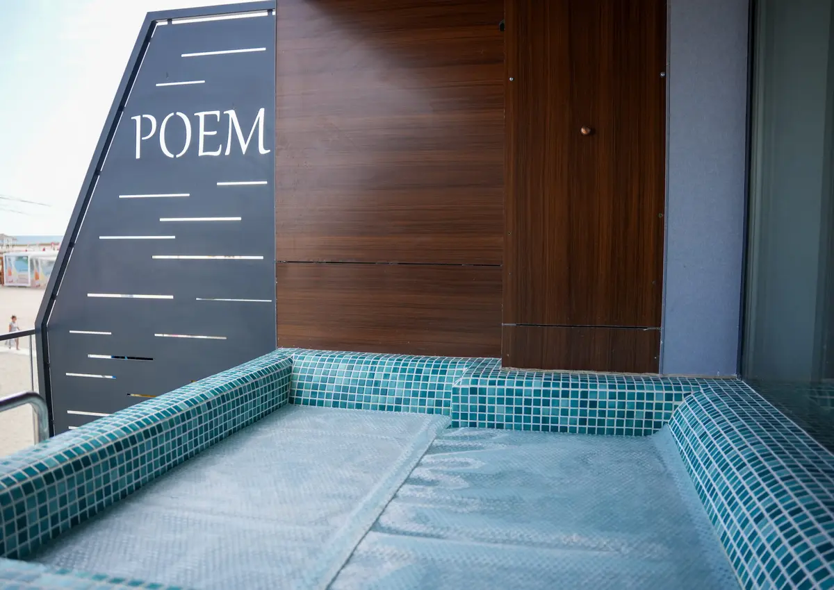 Jacuzzi privat pe terasa unei camere Premium Hotel Poem